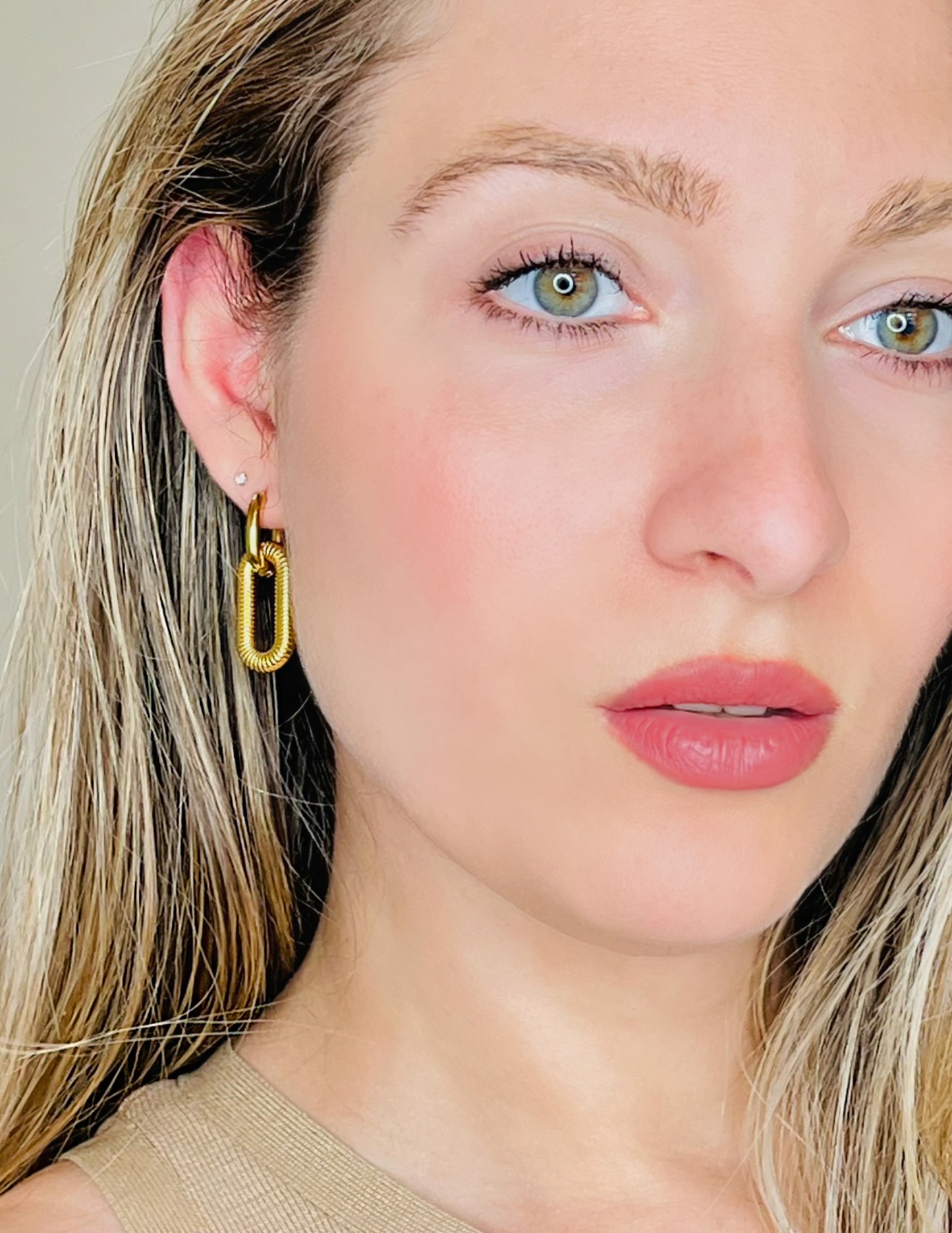 Oval drop earring