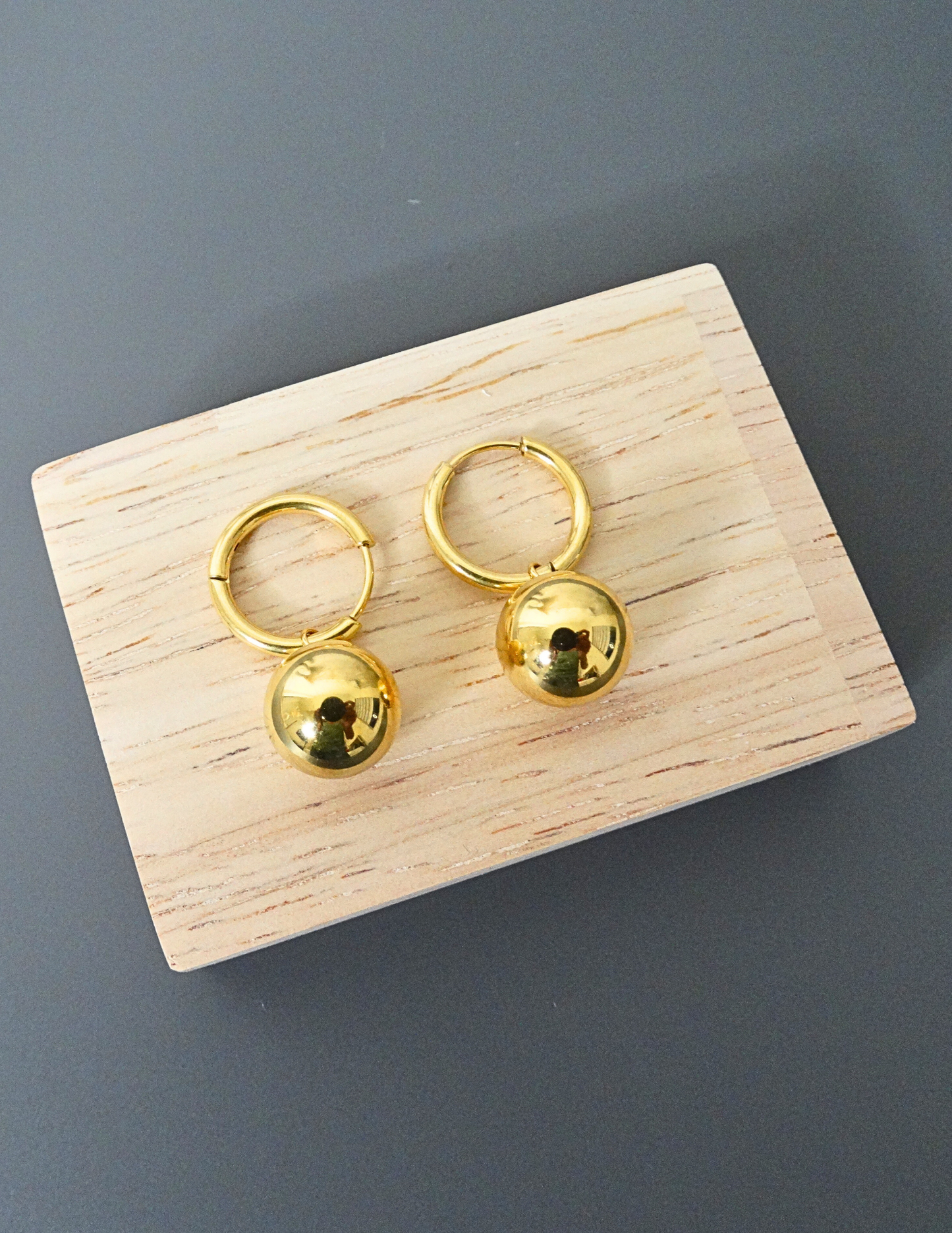 Sphere gold hoops earrings