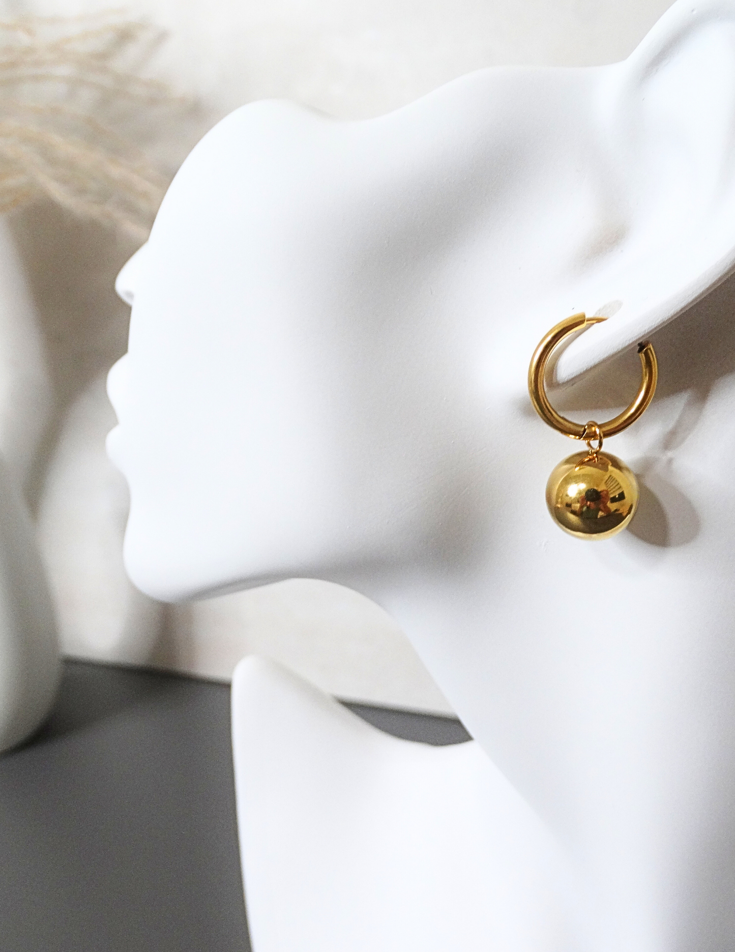 Sphere gold hoops earrings